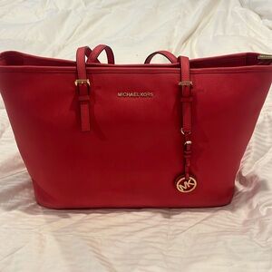 EUC Michael Kors jet set tote in coral.